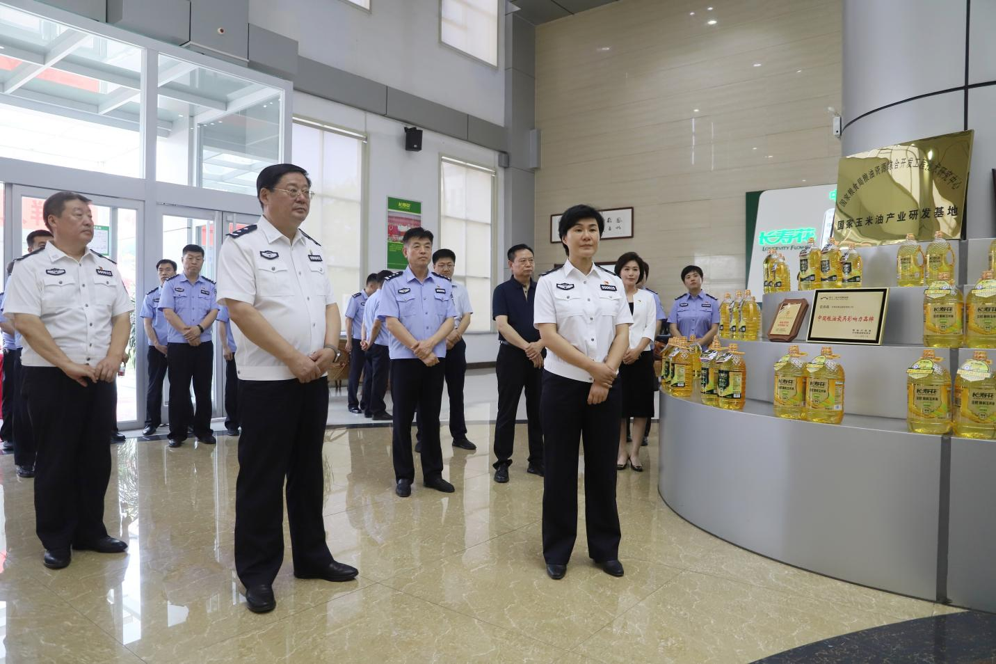 全市公安機關(guān)防范打擊民營企業(yè)內(nèi)部人員職務(wù)犯罪“礪劍?護航2024”專項行動暨經(jīng)偵重點工作推進(jìn)會與會人員來山東三星集團觀摩