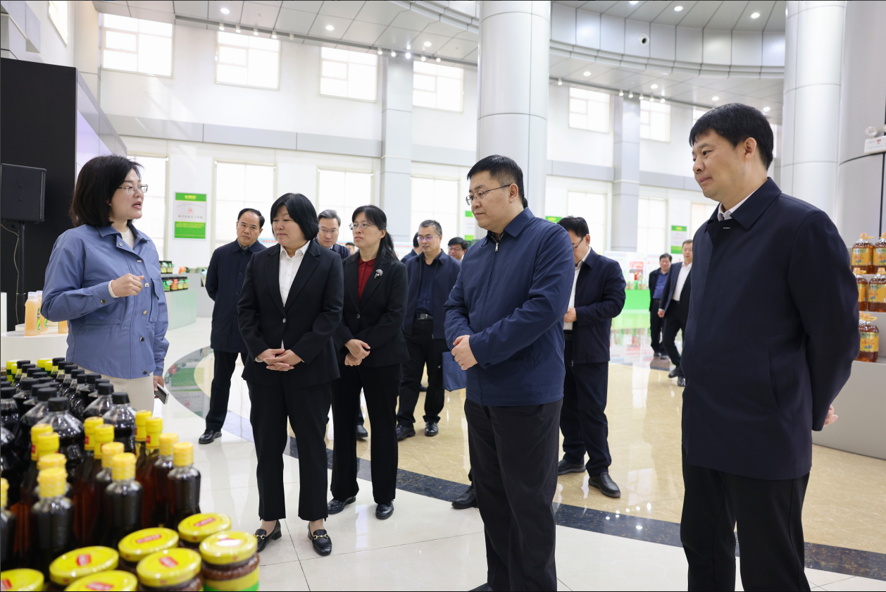 濱州市“首批國家互聯(lián)網(wǎng)信息辦公室網(wǎng)絡(luò)立法聯(lián)系點(diǎn)”建設(shè)推進(jìn)會(huì)議與會(huì)領(lǐng)導(dǎo)來山東三星集團(tuán)調(diào)研