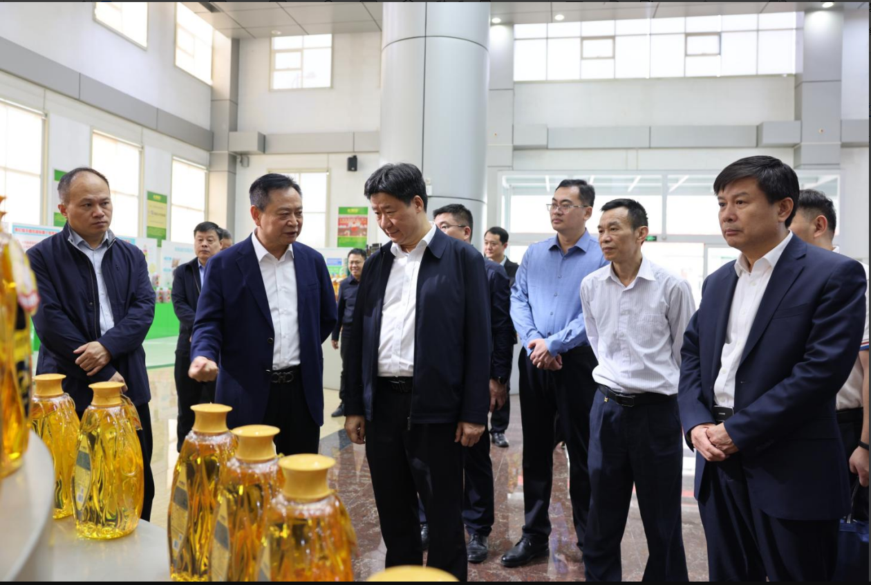 廣東省市場(chǎng)監(jiān)管局黨組成員、副局長(zhǎng)郭宇華一行來(lái)山東三星集團(tuán)調(diào)研