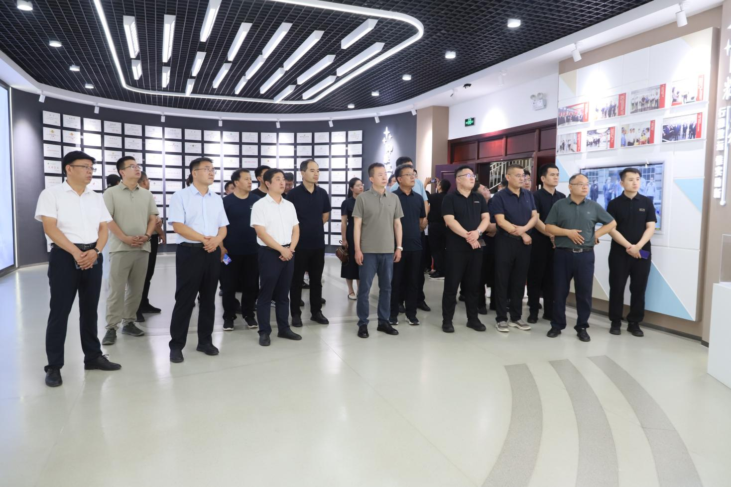 濟(jì)寧市委社會(huì)工作部來(lái)山東三星集團(tuán)考察學(xué)習(xí)