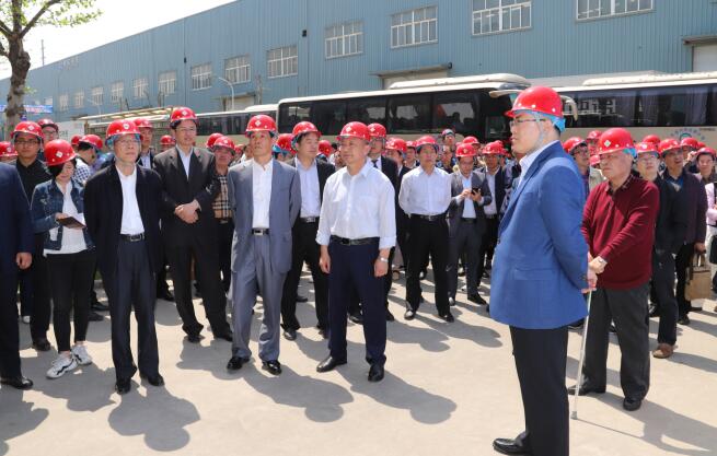 2018“走進(jìn)山東特色產(chǎn)業(yè)鎮(zhèn)”啟動(dòng)儀式與會(huì)嘉賓、媒體采訪團(tuán)來三星集團(tuán)參觀考察