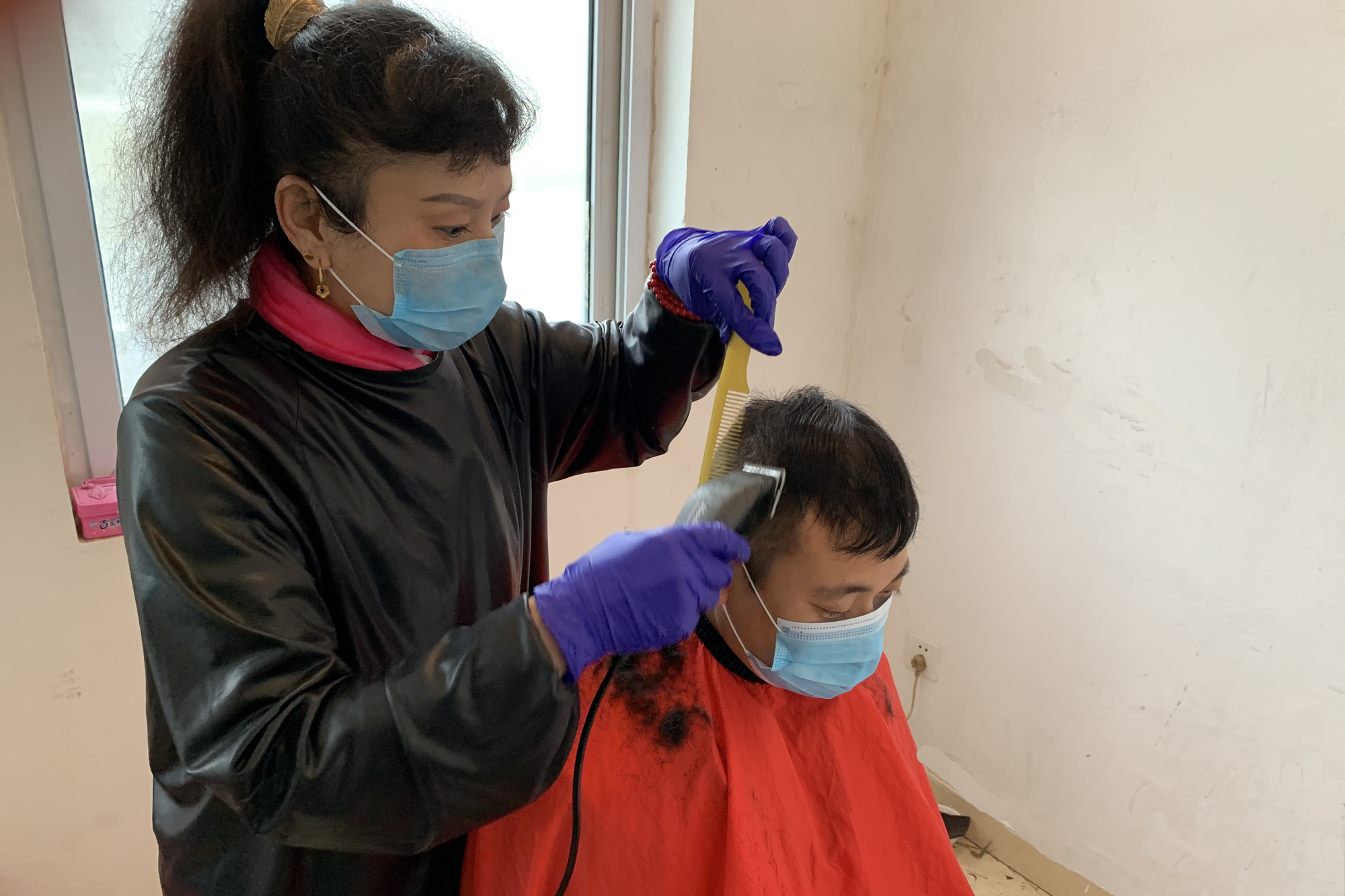 愛心理發(fā)進社區(qū) 便民服務(wù)暖人心