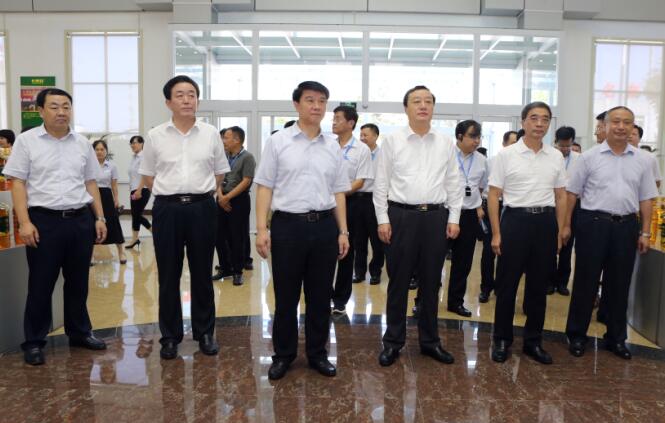 全國加快推進(jìn)糧食產(chǎn)業(yè)經(jīng)濟(jì)發(fā)展現(xiàn)場經(jīng)驗交流會與會人員來三星集團(tuán)參觀考察