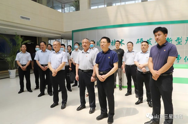 省民營企業(yè)高質(zhì)量發(fā)展服務(wù)隊到山東三星集團參觀并開展贈書送學活動